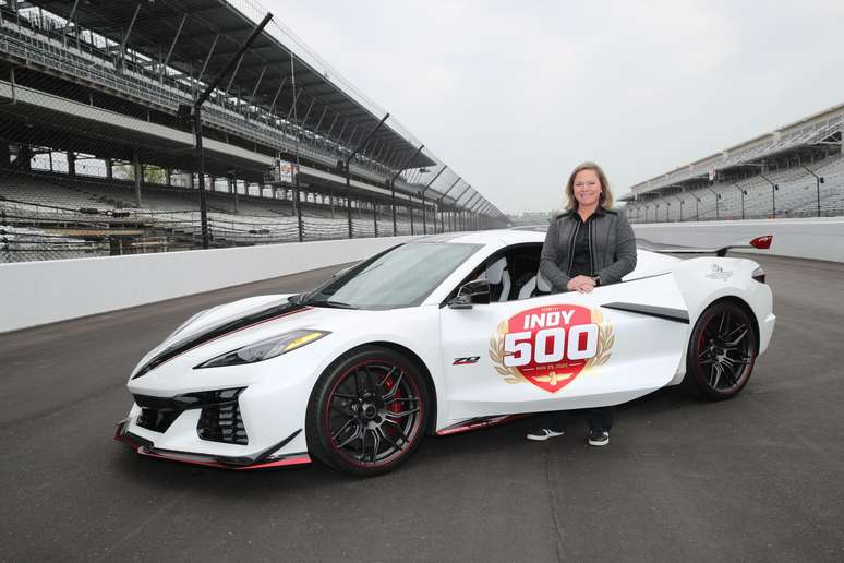 Sarah Fisher foi a escolhida para pilotar o pace-car em 2022 