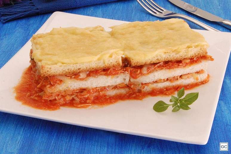 Lasanha de frango com p&atilde;o de forma &ndash; Foto: Guia da Cozinha