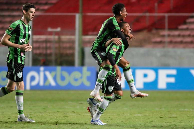 Rodriguinho jogador do América-MG comemora seu gol durante partida contra o CSA no estádio Independência pela Copa do Brasil.
