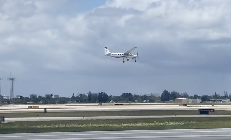 Passageiro sem experiência de voo pousa avião após piloto passar mal