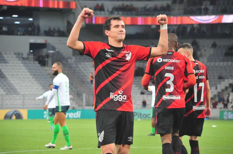 Pablo, do Athletico-PR, comemora o seu segundo gol na partida contra o Tocantinópolis, na noite desta terça-feira, 10.