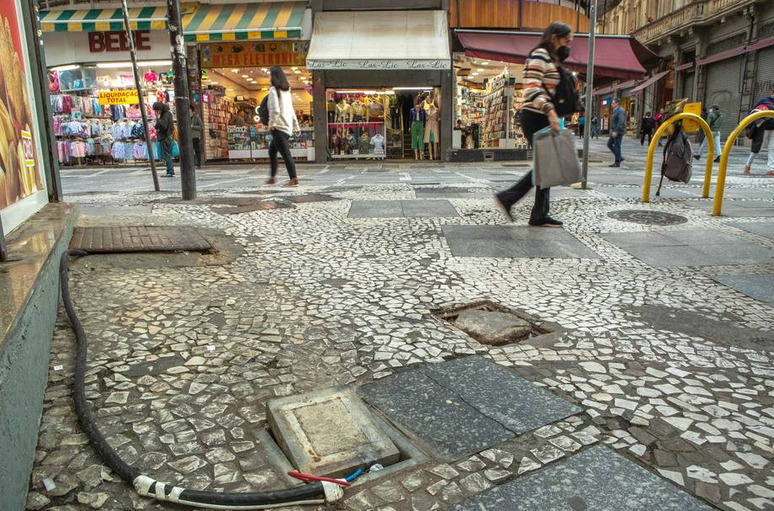 Calçadões do centro velho de São Paulo enfrentam problemas de manutenção