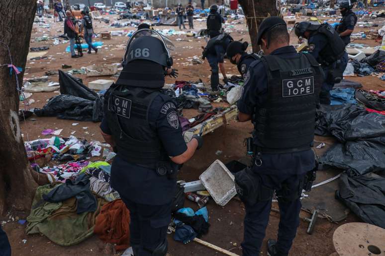 Policiais civis e militares durante ação na Cracolândia em 11 de maio