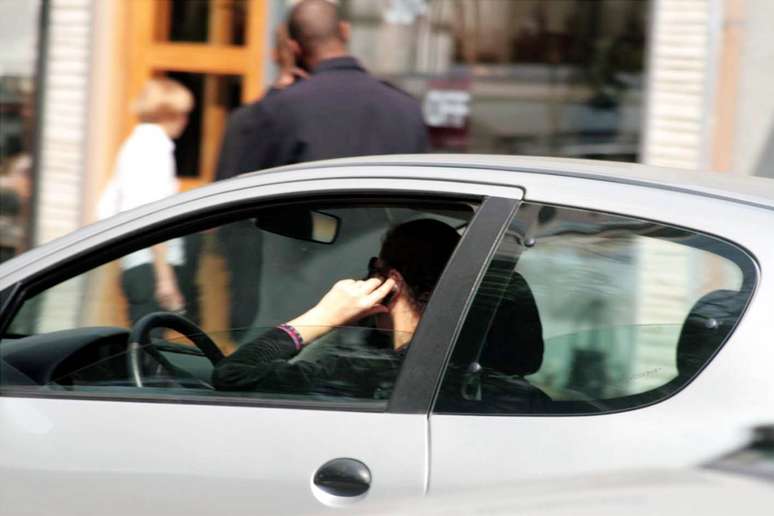 Brasil registra 28 multas por uso de celular ao volante a cada hora
