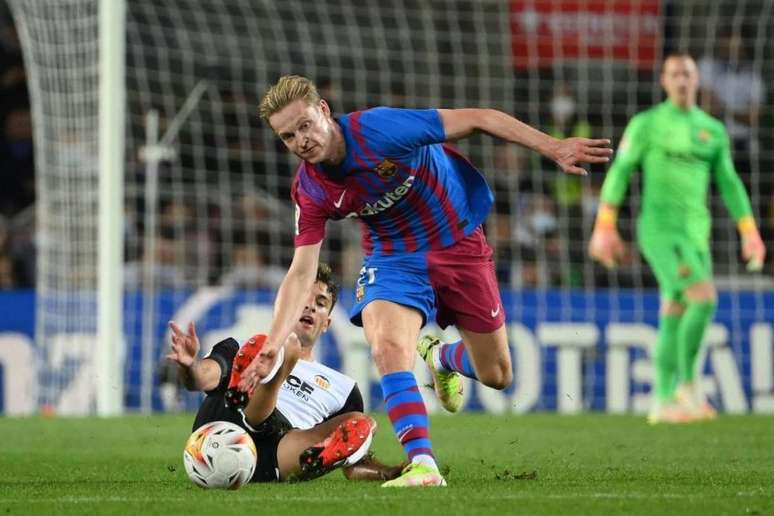 Frenkie De Jong pode estar de saída do Barcelona (Foto: LLUIS GENE / AFP)