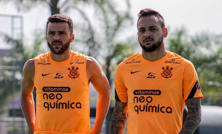 Maycon e Júnior Moraes durante treino do Timão (Foto: Felipe Szpak/Agência Corinthians)