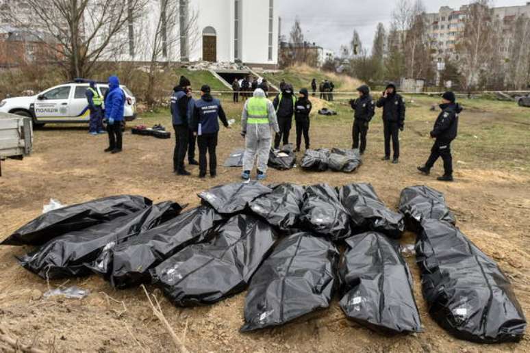 Corpos retirados de vala comum em Bucha, perto de Kiev