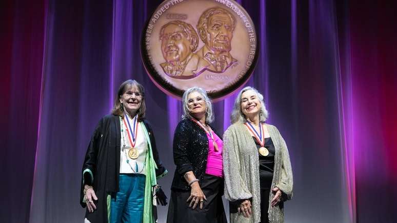 Polly Palmer Smith, Hinda Miller e Lisa Lindahl, na cerimônia de admissão no Hall da Fama dos Inventores em maio de 2022