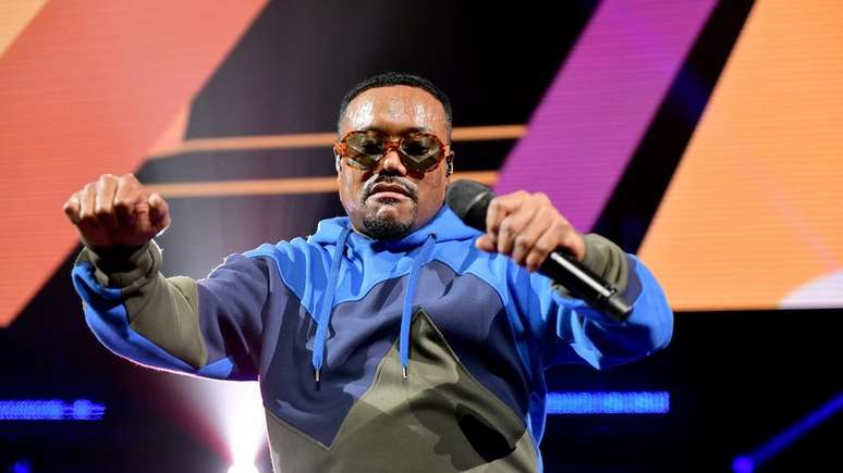 Cantor costuma usar &oacute;culos escuros nos shows