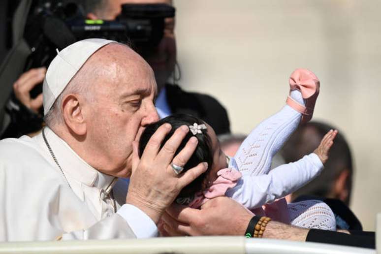 Papa Francisco beija cabeça de bebê durante audiência geral na Praça São Pedro
