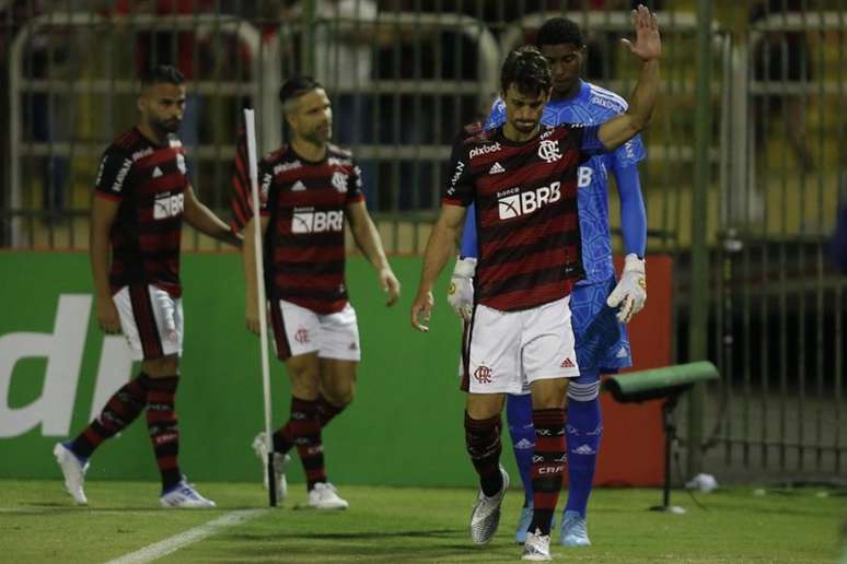 Rodrigo Caio agradece o carinho da torcida no estádio Raulino de Oliveira (Foto: Gilvan de Souza/Flamengo)