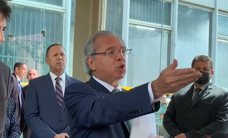 Paulo Guedes se irrita com sindicalistas e encerra entrevista