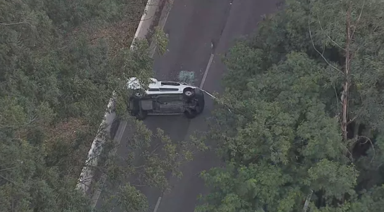 Motorista tenta desviar de corpo na Marginal Tietê, bate o carro e capota