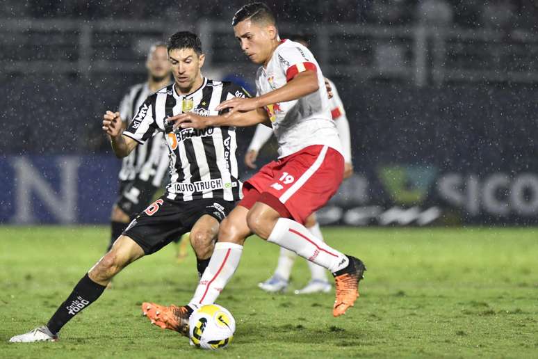 Nacho, do Atlético-MG,  durante a partida contra o Bragantino nesta quarta-feira, 11. 