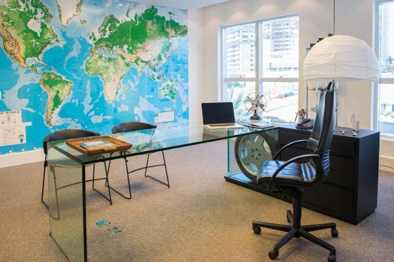 26. Cadeira ergonômica preta com mesa de vidro para escritório – Foto WT Studio