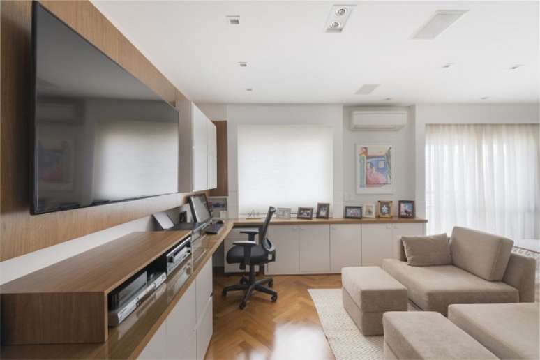 32. Cadeira ergon&ocirc;mica preta para sala de estar Foto Gustavo Motta