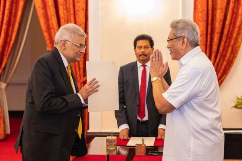 Novo premiê do Sri Lanka assume e tenta formar governo