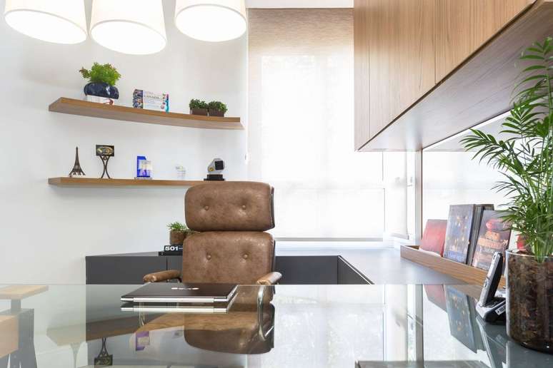 48. Cadeira de escrit&oacute;rio ergon&ocirc;mica de couro marrom &ndash; Foto Alex Bonilha