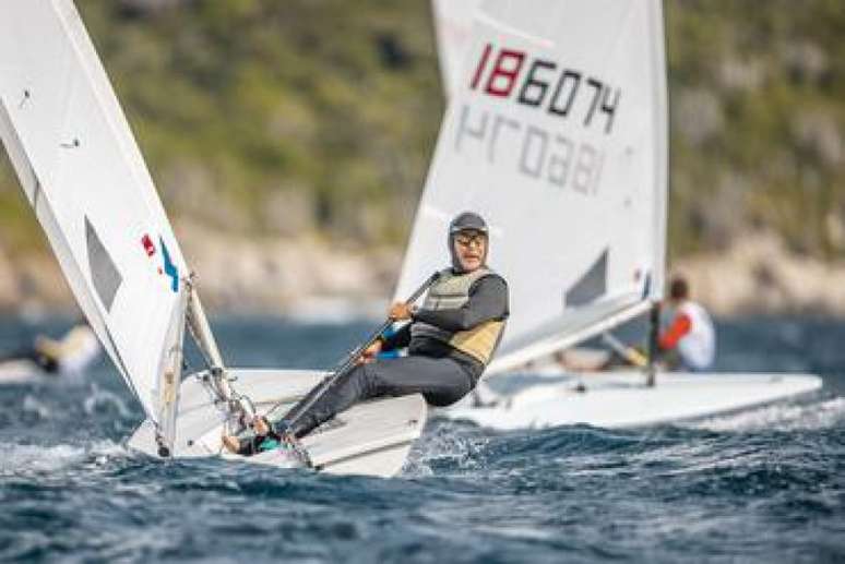 Alcir Cachapuz, de 69 anos, veleja na classe Ilca 6
(Foto: Gabriel Heusi Action)