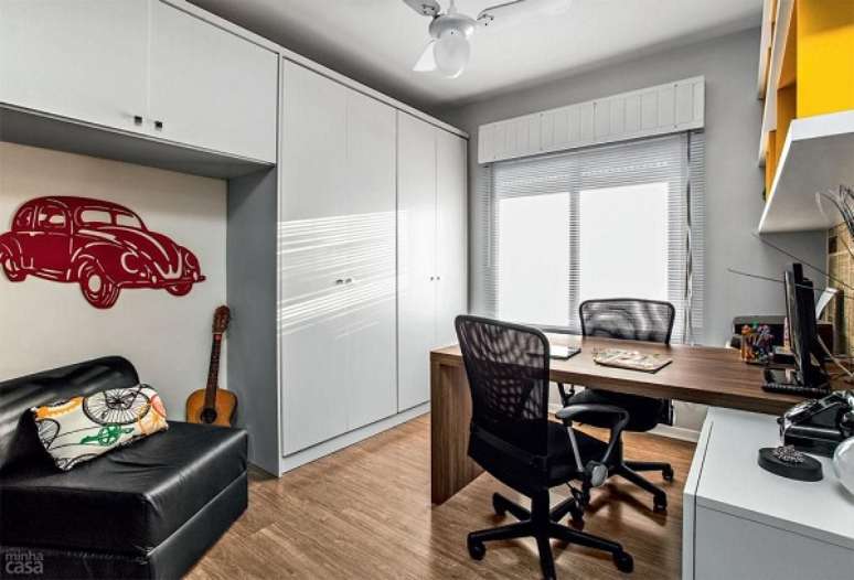 39. Escrit&oacute;rio com cadeira ergon&ocirc;mica preta com m&oacute;veis planejados &ndash; Foto Ambientta ARquitetura