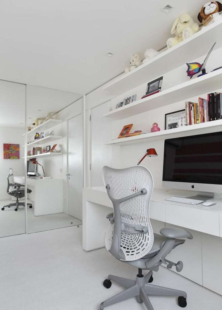 10. Cadeira ergonômica branca para escritório – Foto Izabela Lessa