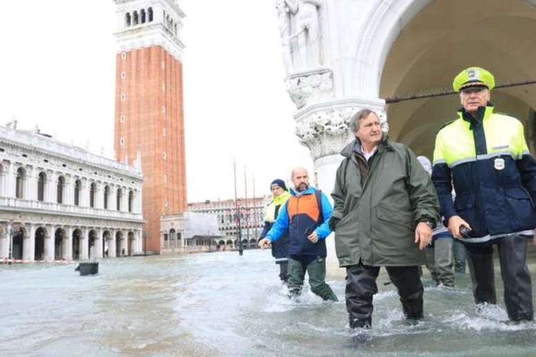 O prefeito de Veneza, Luigi Brugnaro (ao lado do policial), em foto de 2019