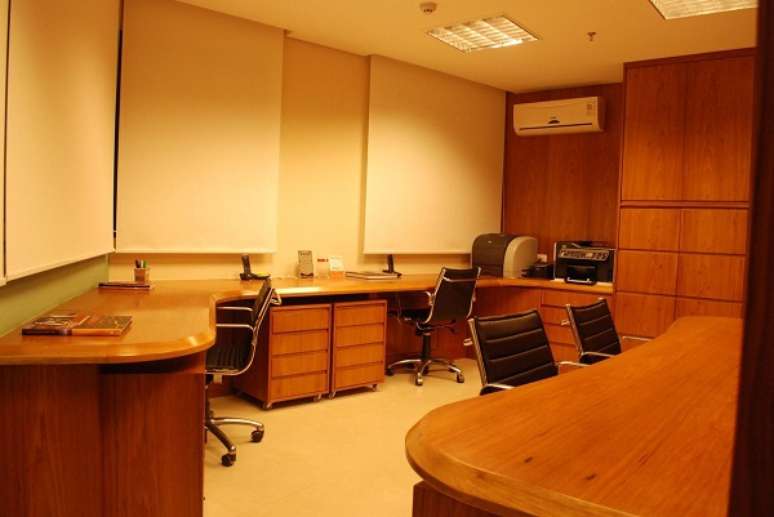 38. Escrit&oacute;rio com cadeira ergon&ocirc;mica e mesa de madeira &ndash; Foto Luiz Estuqui