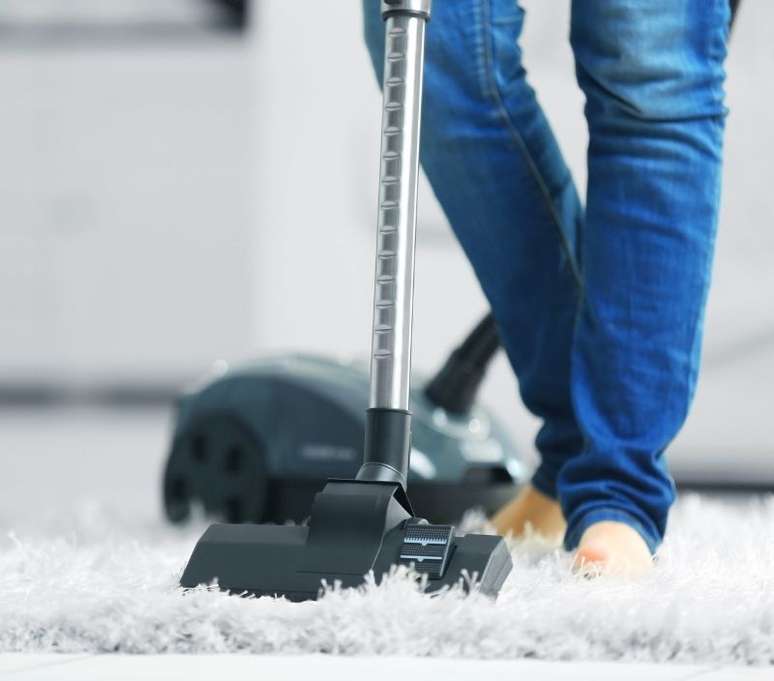 O aspirador de pó serve para limpar várias áreas e objetos da casa - Shutterstock