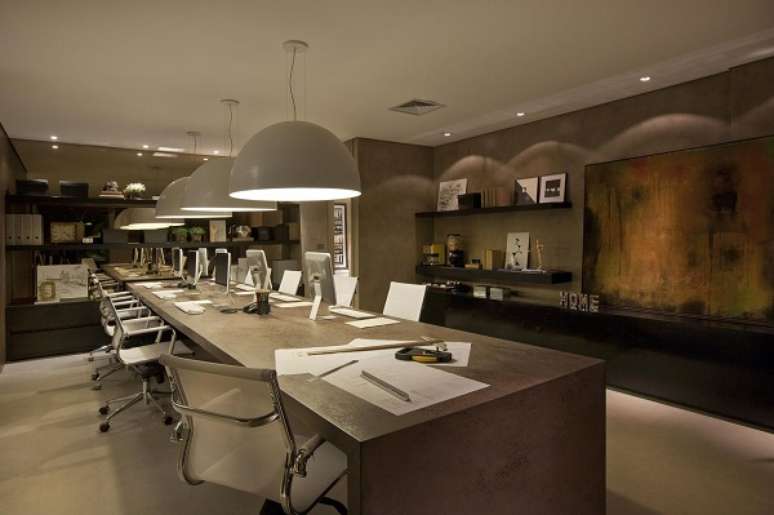 42. Escrit&oacute;rio moderno com cadeira ergon&ocirc;mico branco &ndash; Foto Carlos Rossi