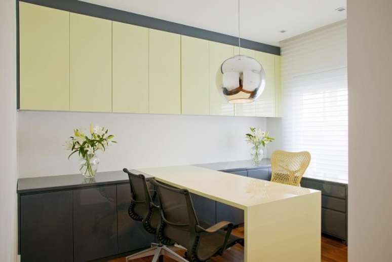 35. Escrit&oacute;rio amarelo com cadeira ergon&ocirc;mica &ndash; Foto Brunete Fraccarolli