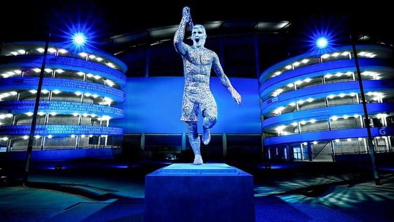 Estátua de Sergio Agüero foi colocada em frente ao Etihad Stadium.
