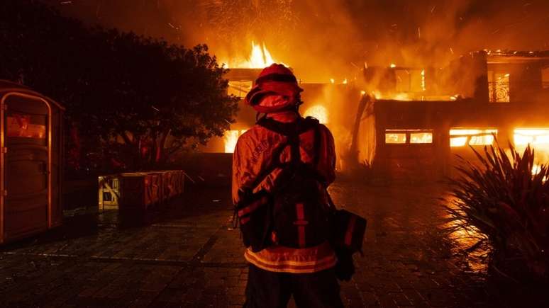 Fogo ainda não é considerado contido