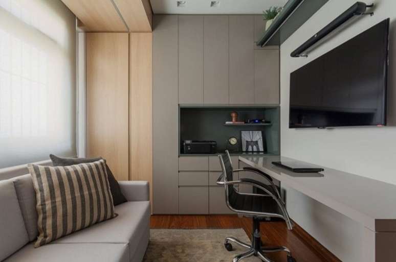 21. Cadeira ergon&ocirc;mica na sala de estar &ndash; Foto Amis Arquitetura