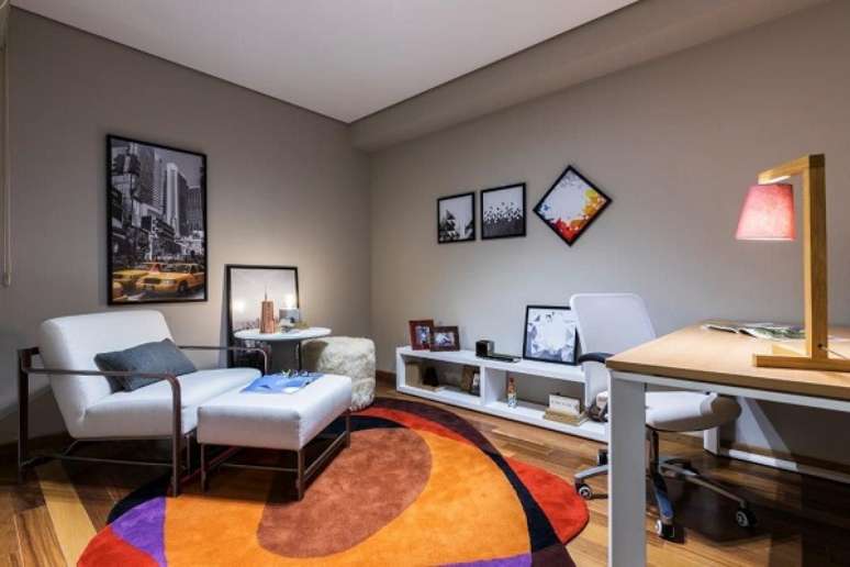 13. Cadeira ergon&ocirc;mica branca para escrit&oacute;rio moderno &ndash; Foto DeD Show