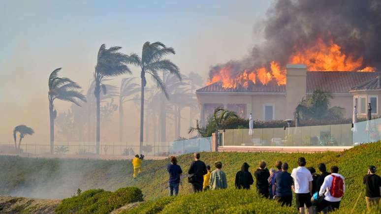 Inc&ecirc;ndio no condado de Orange County j&aacute; atingiu cerca de 80 hectares