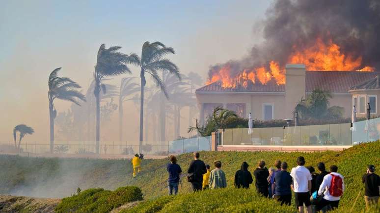 Incêndio no condado de Orange County já atingiu cerca de 80 hectares