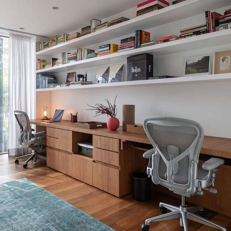 17. Cadeira ergonômica cinza para trabalhar em casa – Foto Sala 2 Arquitetura