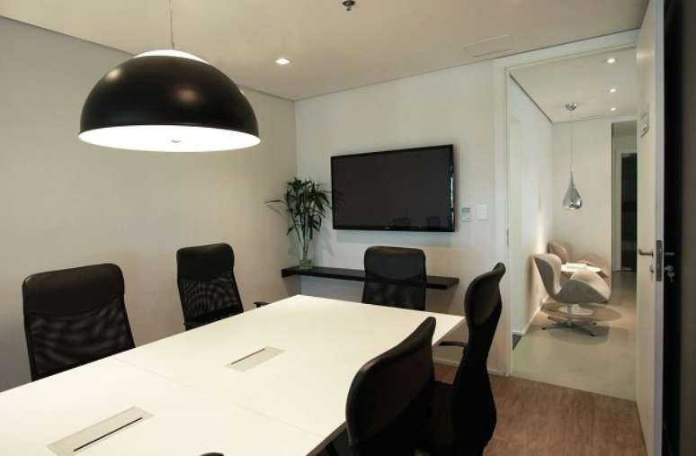 30. Cadeira ergonômica preta para escritório moderno – Foto Tr Arquitetura
