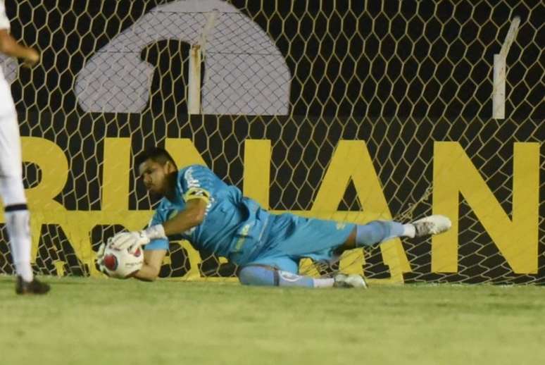João Paulo comemorou também não ter levado gol no duelo contra o Coxa na Vila (Foto: Ivan Storti/Santos FC)