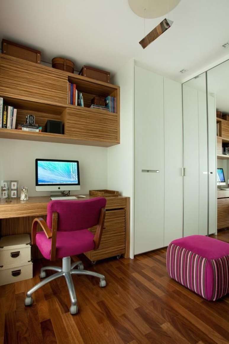 33. Cadeira ergonômica rosa para quarto – Foto Liliana Zenaro