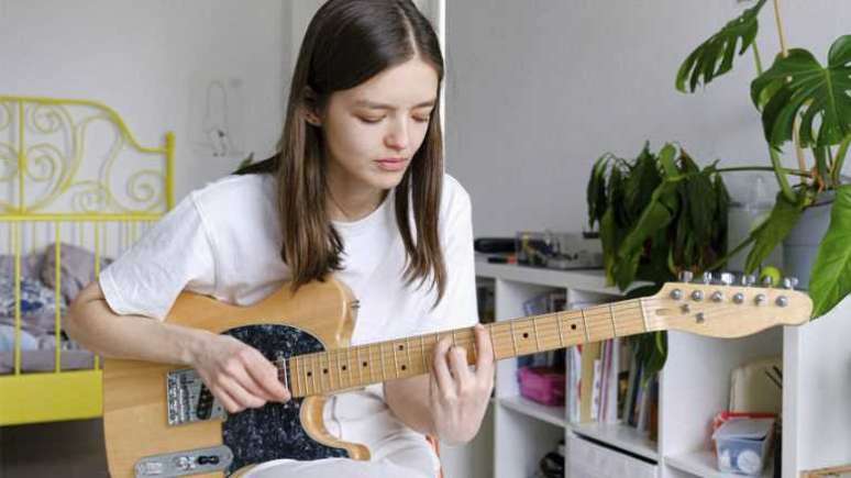 “O que fazer para melhorar na guitarra?” Bem… comece estudando da forma certa (Foto/Pexels)