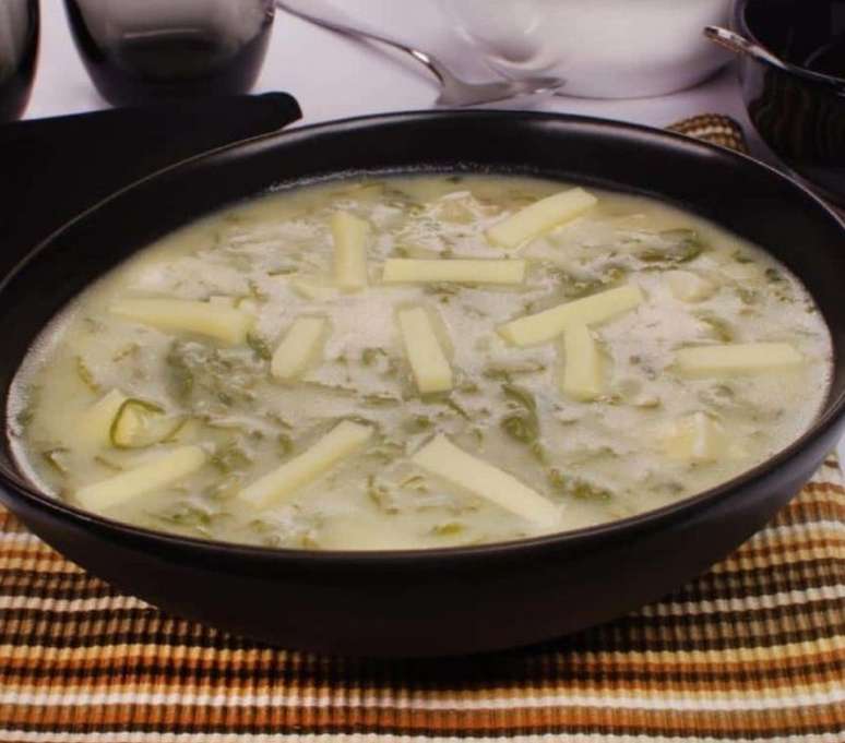 Caldo vegetariano de fub&aacute; com couve e queijo (Reprodu&ccedil;&atilde;o / Guia da Cozinha)