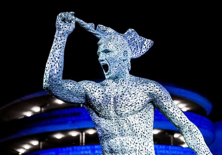 O atacante é o terceiro a receber uma estátua no Etihad Stadium (Foto: Divulgação / Manchester City)