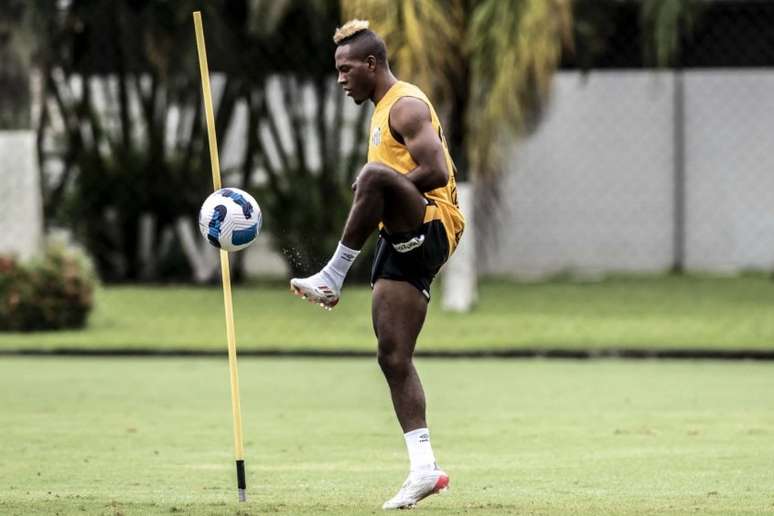 Jhojan Julio teve papel importante na vitória do Santos diante do Coritiba (Foto: Ivan Storti/Santos)