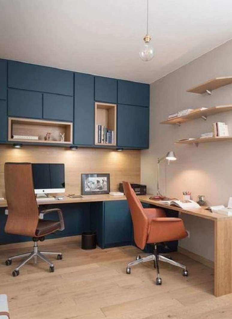 47. Cadeira de escritório de madeira e detalhes em azul – Foto Coalize