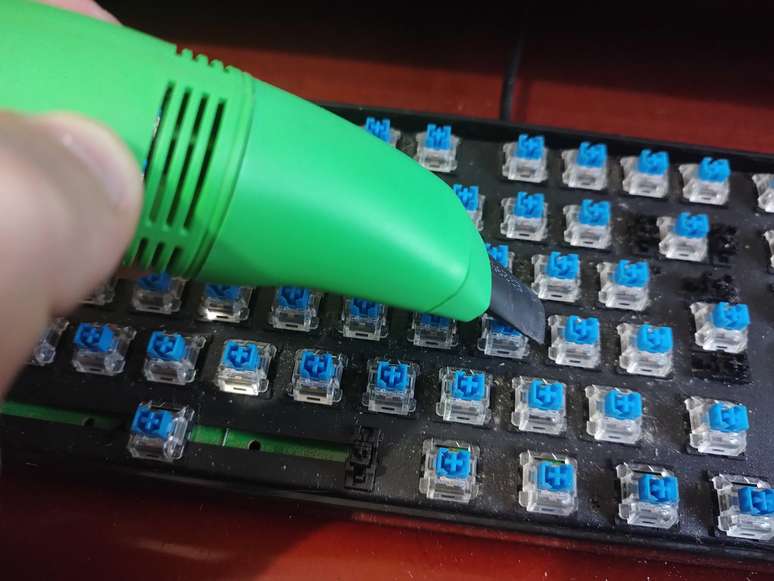 Um aspirador portátil pode ser bastante útil no processo de limpeza do teclado (foto: Showmetech)
