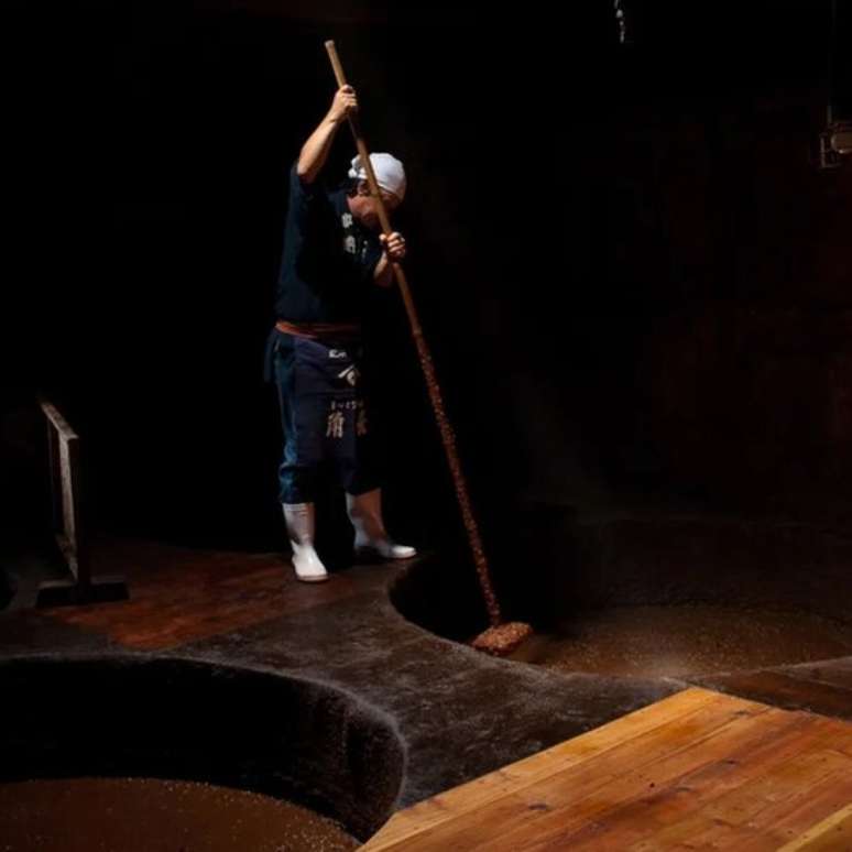 Poucos molhos de soja ainda s&atilde;o feitos da forma tradicional, usando barris de madeira e longas p&aacute;s