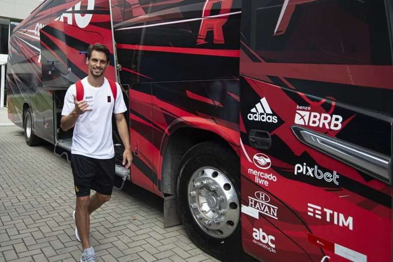 Rodrigo Caio no embarque para a partida contra o Ceará (Foto: Alexandre Vidal/Flamengo)