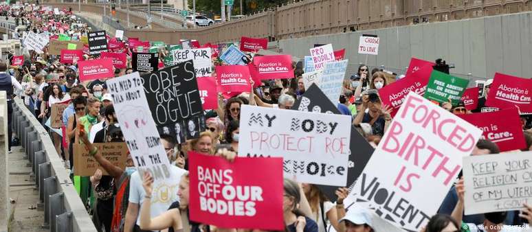 Em Nova York, manifestantes pelo direito ao aborto saíram do Brooklin rumo a Manhattan 