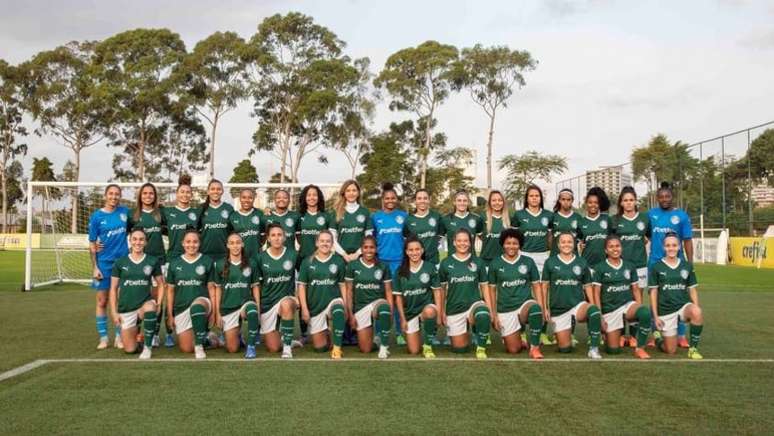 Elenco feminino do Palmeiras posou para fotos com o novo patrocinador(Foto: Divulgação)